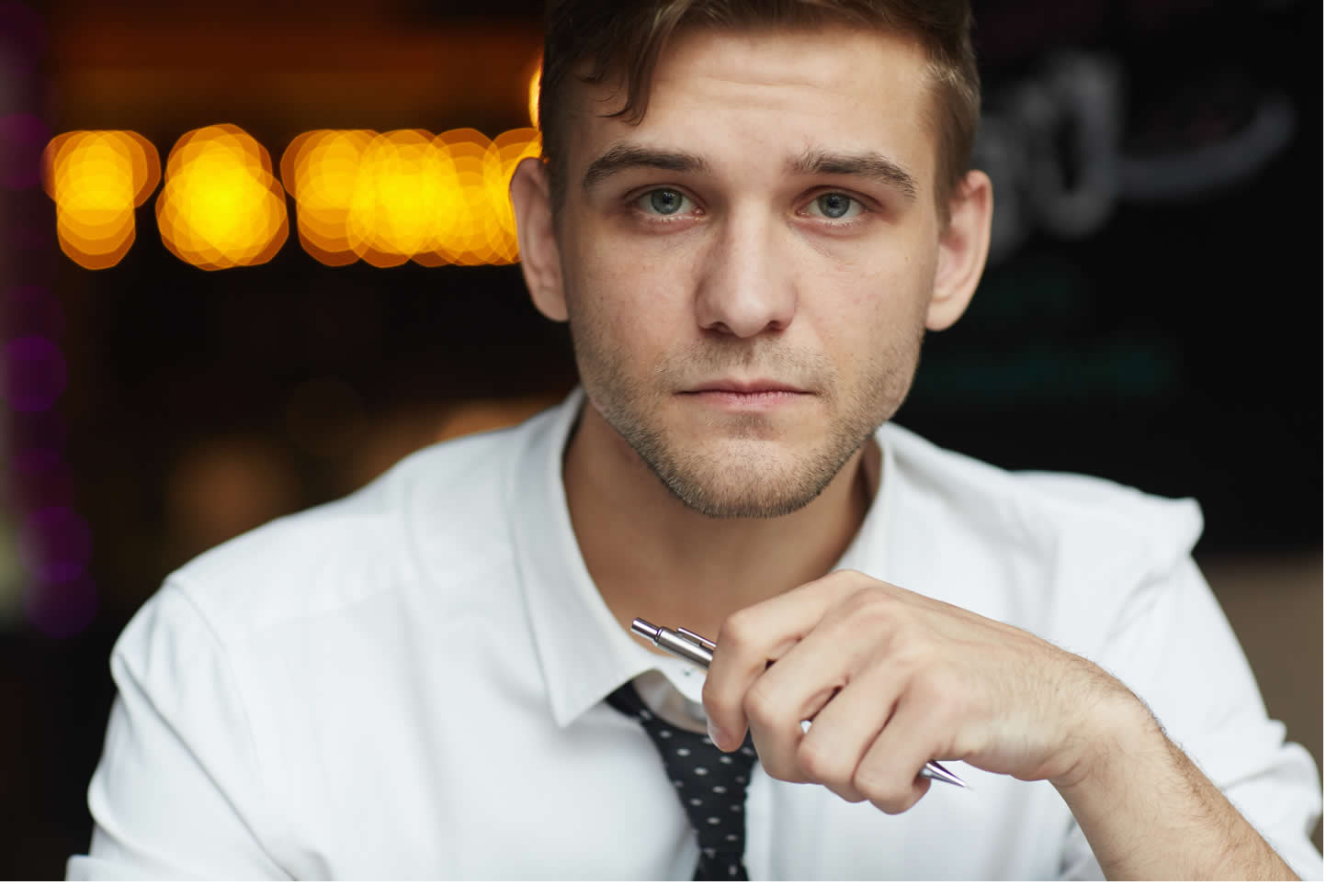 Dr. André Guimarães (Belo Horizonte - MG) Abordagem: Gestalt-Terapia Especialidades: Processos Criativos, Bloqueios Artísticos, Autoestima, Habilidades Sociais, Consciência Corporal. Mini-bio: Com uma abordagem focada no "aqui e agora", Dr. André Guimarães ajuda seus pacientes a desenvolverem a consciência sobre seus pensamentos, sentimentos e sensações no momento presente. Seu trabalho é muito procurado por artistas, escritores e profissionais criativos que enfrentam bloqueios. Através de técnicas vivenciais e dialógicas, ele facilita o fechamento de situações inacabadas e promove uma maior integração e espontaneidade na vida. CRP: 04/ Endereço: Rua Fernandes Tourinho, 500, Sala 602 - Savassi, Belo Horizonte - MG, CEP: 30112-000 Telefone: (31) 93210-9876 Modalidade: Online e Presencial Site: