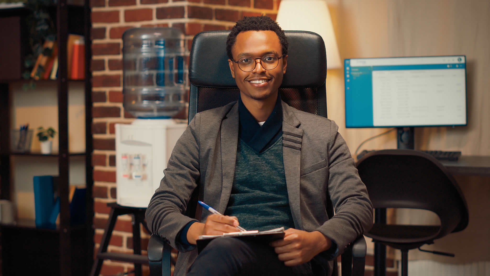 Dr. Marcos Vinícius Rios (Manaus - AM) Abordagem: Humanista e Ecopsicologia Especialidades: Transições de Vida, Busca de Propósito, Conexão com a Natureza, Ansiedade Ecológica (Eco-ansiedade). Mini-bio: Dr. Marcos Vinícius integra os princípios da psicologia humanista com a ecopsicologia, compreendendo o ser humano em sua totalidade e em sua relação com o ambiente. Ele é indicado para quem se sente perdido, busca um novo propósito ou sente os impactos das crises ambientais em sua saúde mental. A terapia com ele foca no crescimento pessoal, na autenticidade e no resgate da conexão com a natureza como fonte de cura e bem-estar. CRP: 20/ Endereço: Rua Terezina, 450, Edifício Amazônia Tower, Sala 909 - Adrianópolis, Manaus - AM, CEP: 69057-070 Telefone: (92) 94321-0987 Modalidade: Online e Presencial (com opção de sessões terapêuticas ao ar livre) Site: